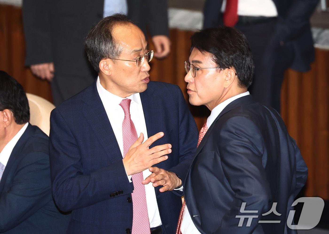 추경호 국민의힘 원내대표가 4일 오후 서울 여의도 국회에서 열린 제418회국회&#40;정기회&#41; 제10차 본회의에서 윤상현 의원과 대화하고 있다. 2024.10.4/뉴스1 ⓒ News1 김민지 기자