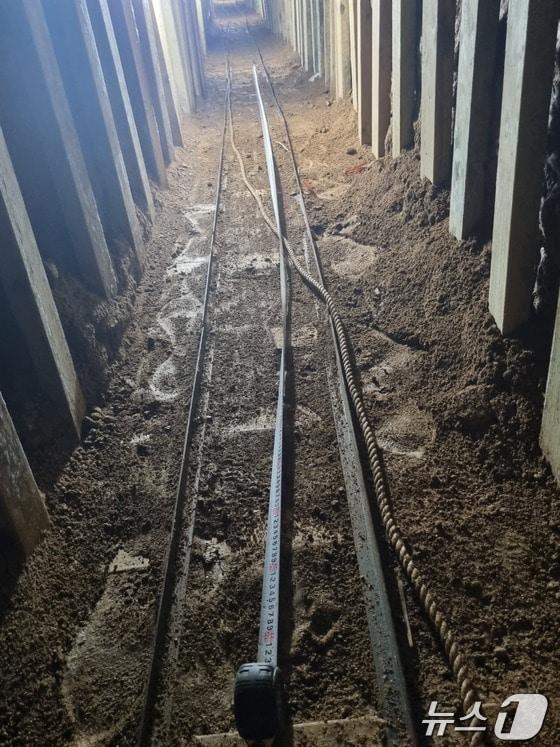 본문 이미지 -  송유관 절도 미수 일당이 판 땅굴 모습. (대전경찰청 제공)/뉴스1 