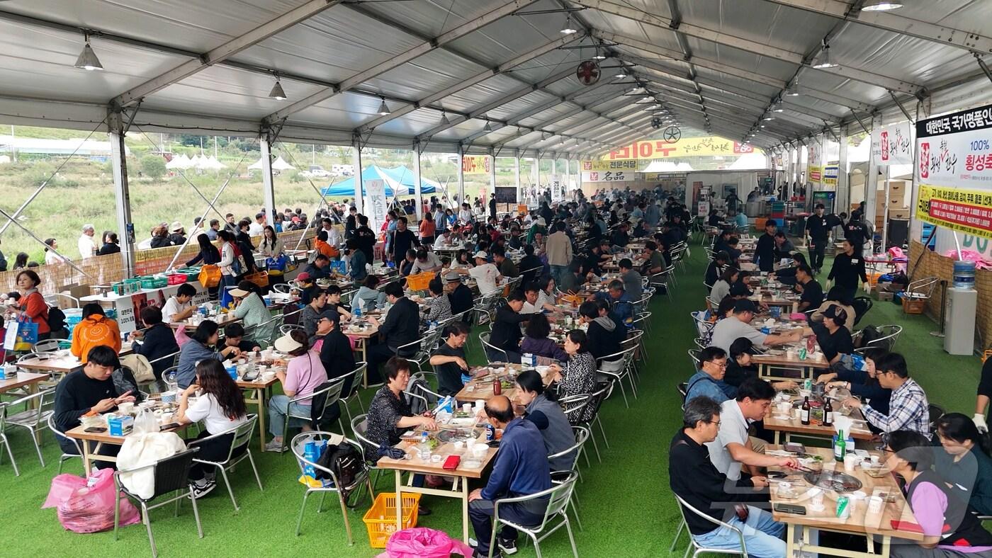 본문 이미지 - 횡성군 섬강 둔치에 마련된 횡성한우축제장 구이터가 인파로 북적이고 있다.(자료사진)/뉴스1 DB