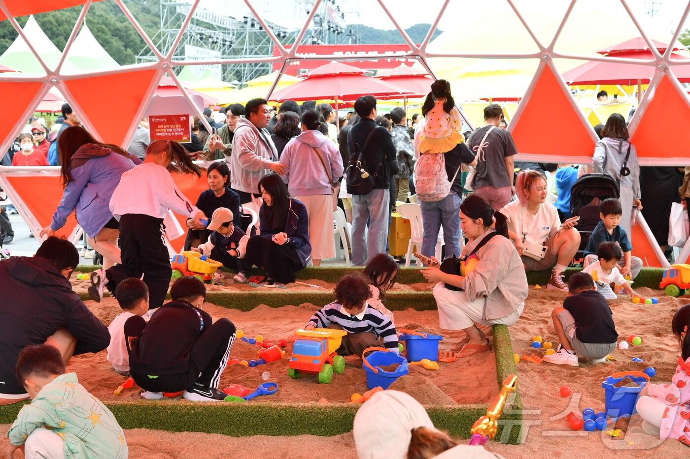 3일 강원도 횡성군 제 20회 강원 횡성한우축제장이 인파로 북적이는 모습.  (횡성군 제공)  ⓒ News1 이종재 기자