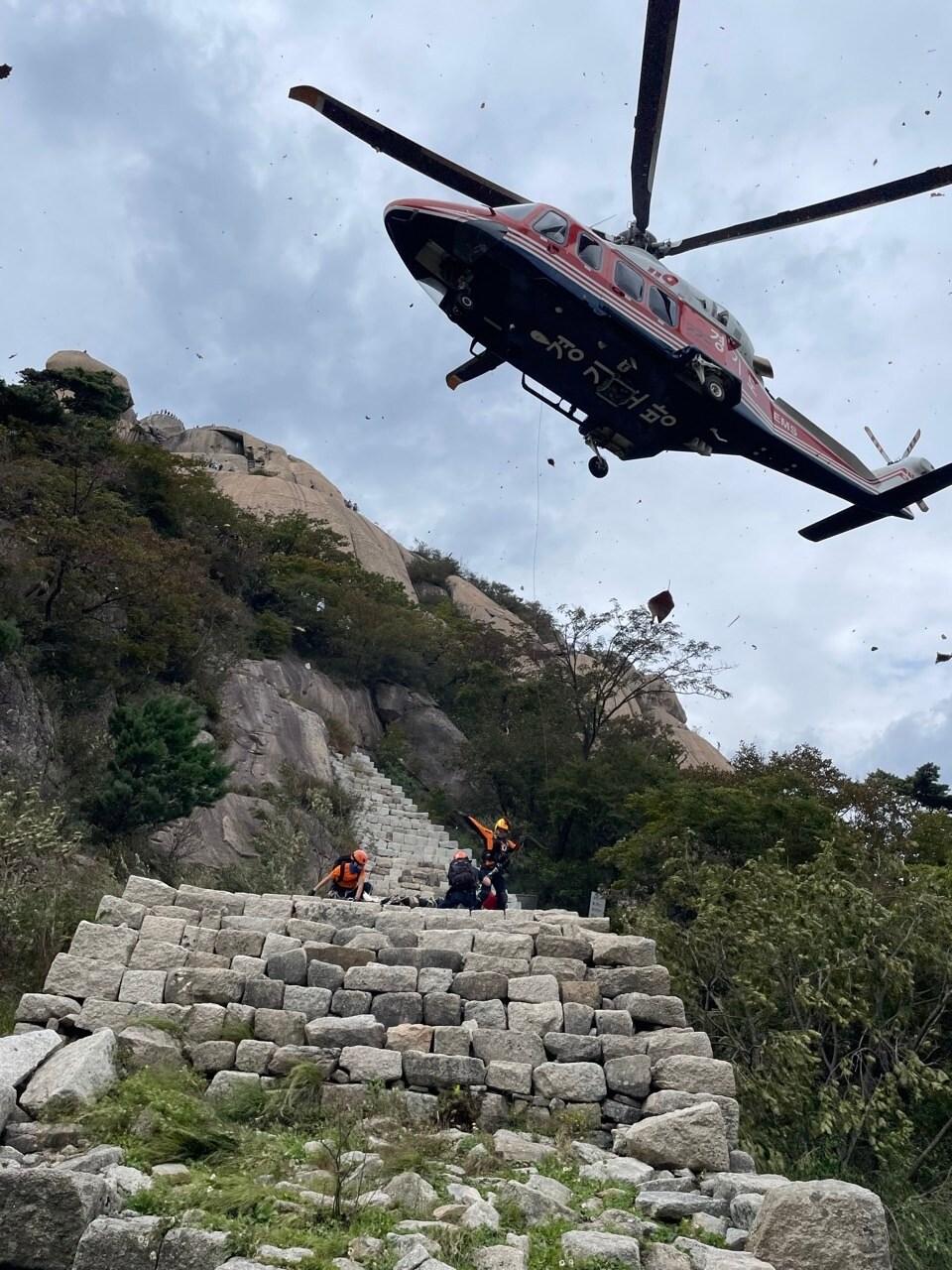 본문 이미지 - 개천절인 3일 경기 고양시 덕양구 북한산에서 소방 당국이 헬기를이용해 구조작업을 벌이고 있다.(경기도북부소방재난본부 제공)/뉴스1  