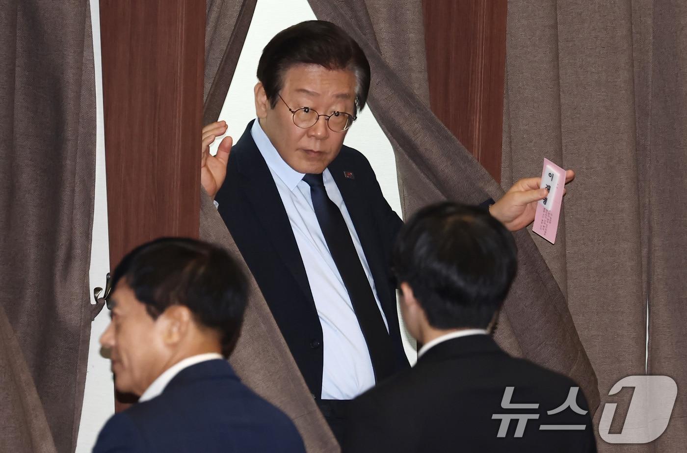 본문 이미지 - 이재명 더불어민주당 대표가 4일 오후 서울 여의도 국회에서 열린 제418회국회(정기회) 제10차 본회의에서 김건희·채해병 특검법과 지역화폐법안에 대해 표결을 마치고 나오고 있다. 2024.10.4/뉴스1 ⓒ News1 김민지 기자