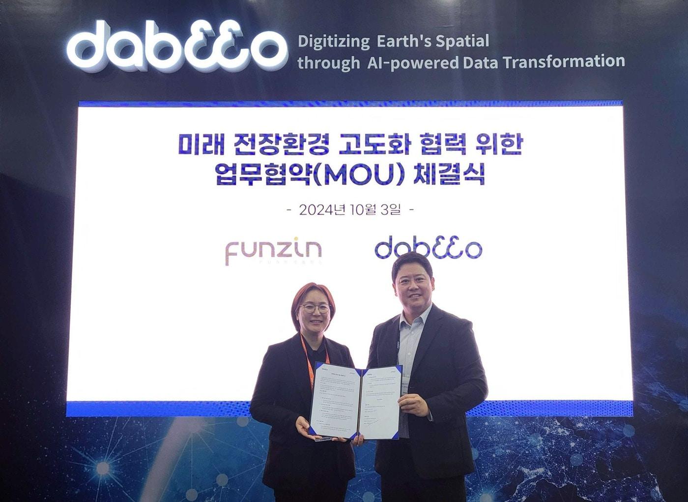 본문 이미지 - 김득화 펀진 대표(왼쪽)와 박주흠 다비오 대표가 기념촬영을 하고 있다. /사진제공 = 다비오