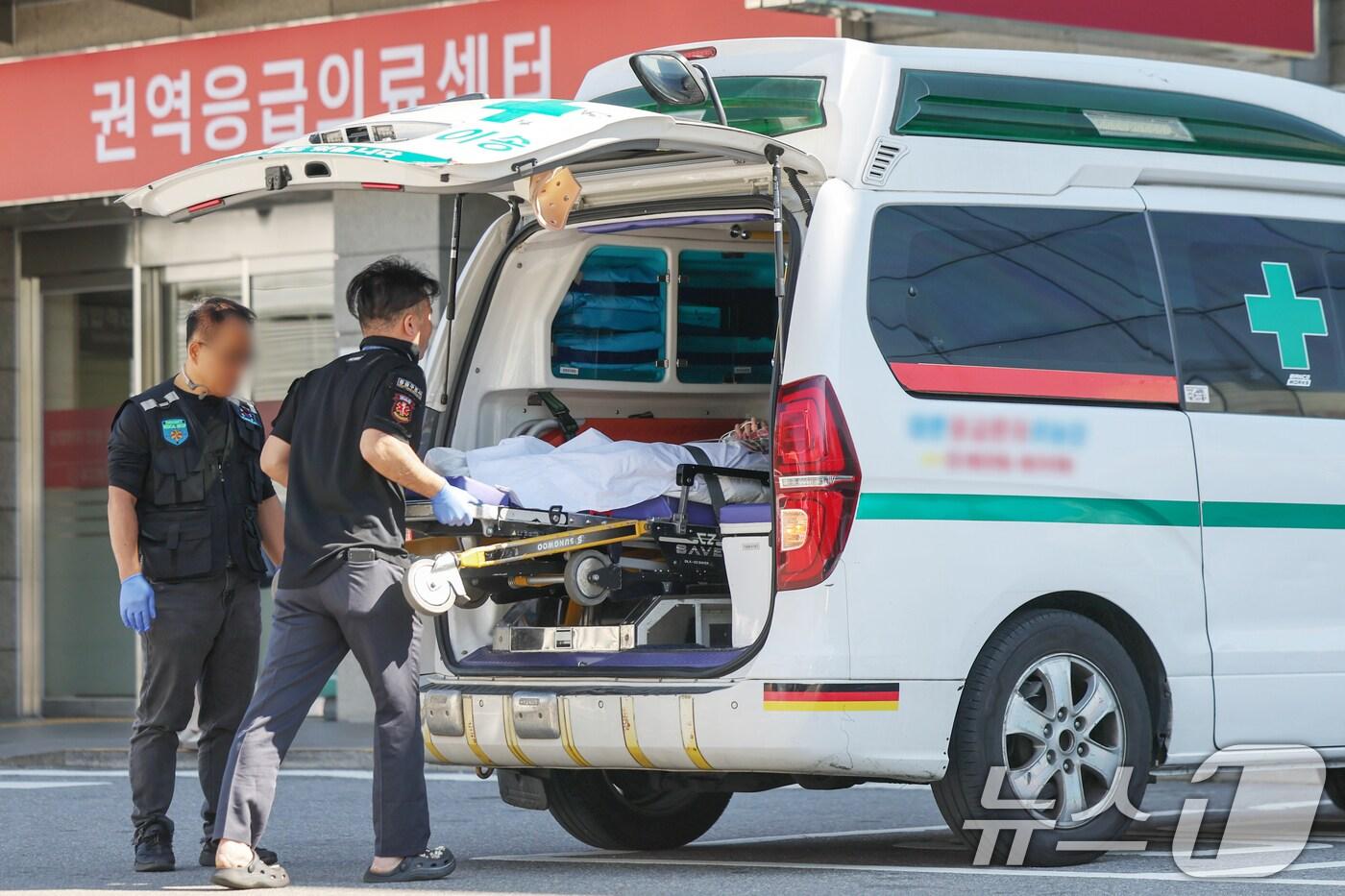 본문 이미지 - 정부의 의대 정원 확대에 반발하는 전공의들을 비롯한 의료계의 집단행동이 장기화 되고 있는 4일 서울의 한 대학병원 응급의료센터에서 구급대원들이 환자를 이송하고 있다. 2024.10.4/뉴스1 ⓒ News1 민경석 기자