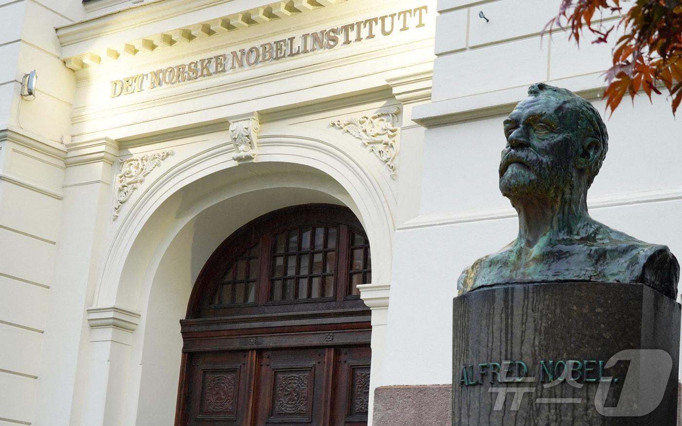 지난 2023년 10월 6일(현지시간) 노르웨이 오슬로의 노벨연구소와 알프레드 노벨 흉상. 2023.10.06 ⓒ 로이터=뉴스1 ⓒ News1 김지완 기자