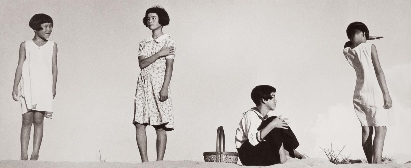 '네 명의 소녀, 네 가지 포즈'. 피크닉 제공. 