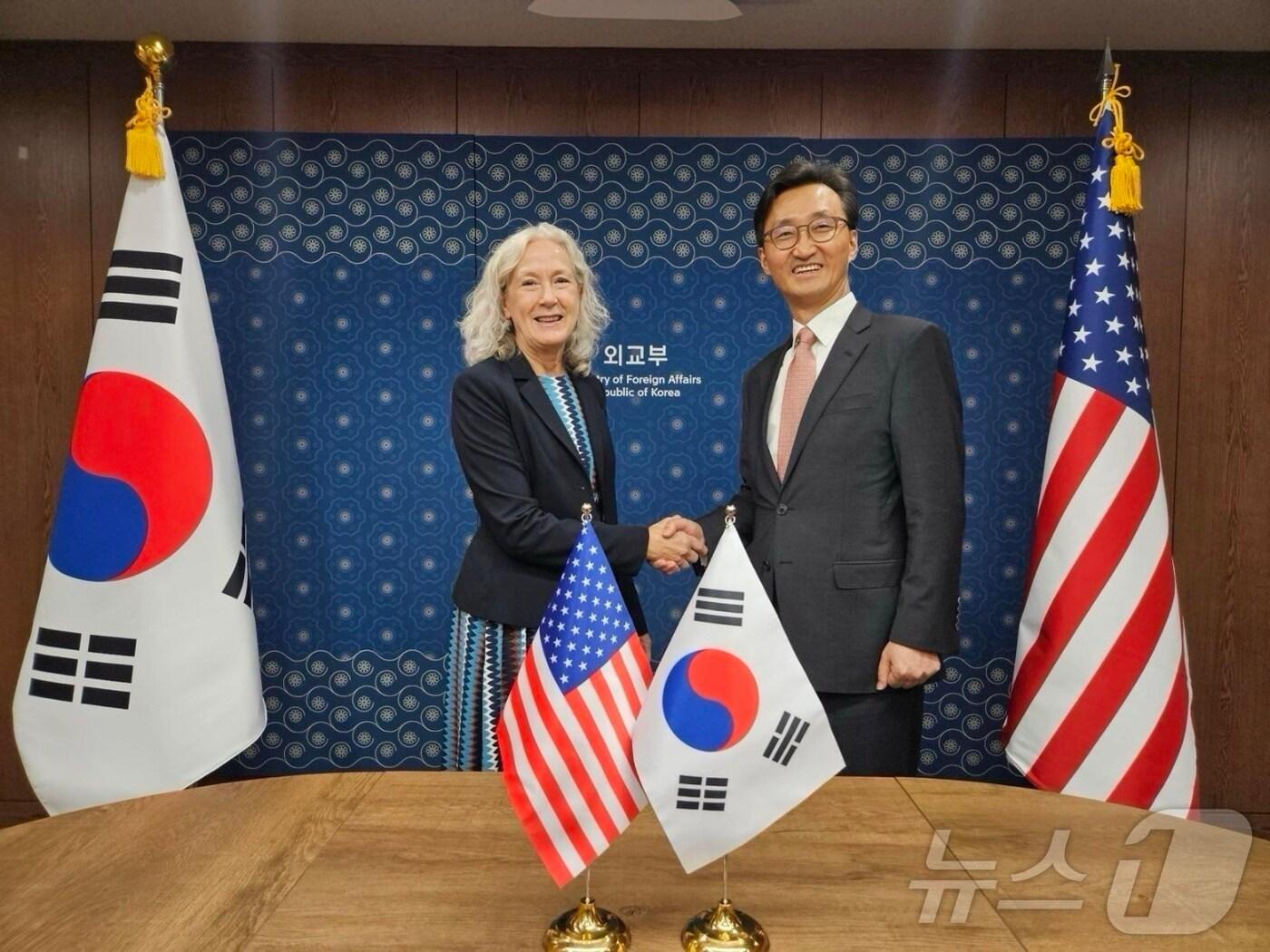 본문 이미지 - 이태우 외교부방위비분담협상대표와 린다 스펙트 국무부 선임보좌관이 4일 서울 외교부 청사에서 제12차 한미 방위비분담특별협정&#40;SMA&#41; 협상 기념 악수하고 있다. 한국과 미국 양국은 오는 2026년부터 적용될 주한미군 방위비분담금을 협상 개시 5개월 만에 쾌속 타결했다. 5년 다년 계약이며 특히 인상률을 기존 &#39;국방비 증가율&#39;에서 &#39;소비자 물가지수 증가율&#39;을 다시 적용함에 따라 &#39;안정성&#39;을 확보했다. &#40;외교부 제공&#41; 2024.10.4/뉴스1