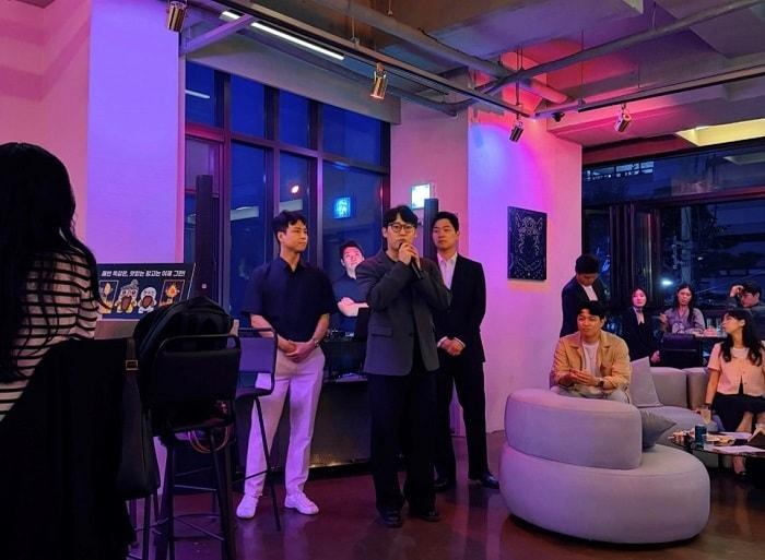 본문 이미지 - 비즈엔특허법률사무소 출범 네트워킹 행사 현장에서 왼쪽부터 천영준 대표변리사, 윤신우 대표변리사, 정상윤 대표변리사가 인사말을 전하고 있다. /사진제공 = 비즈엔특허법률사무소