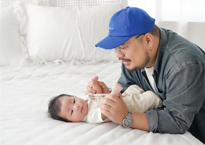 본문 이미지 - 강백수 작가와 아들. 강 작가는 이 책에서 "아빠라는 이름 역시 엄마라는 이름처럼 숭고한 이름"이라고 말한다.(저자 제공)