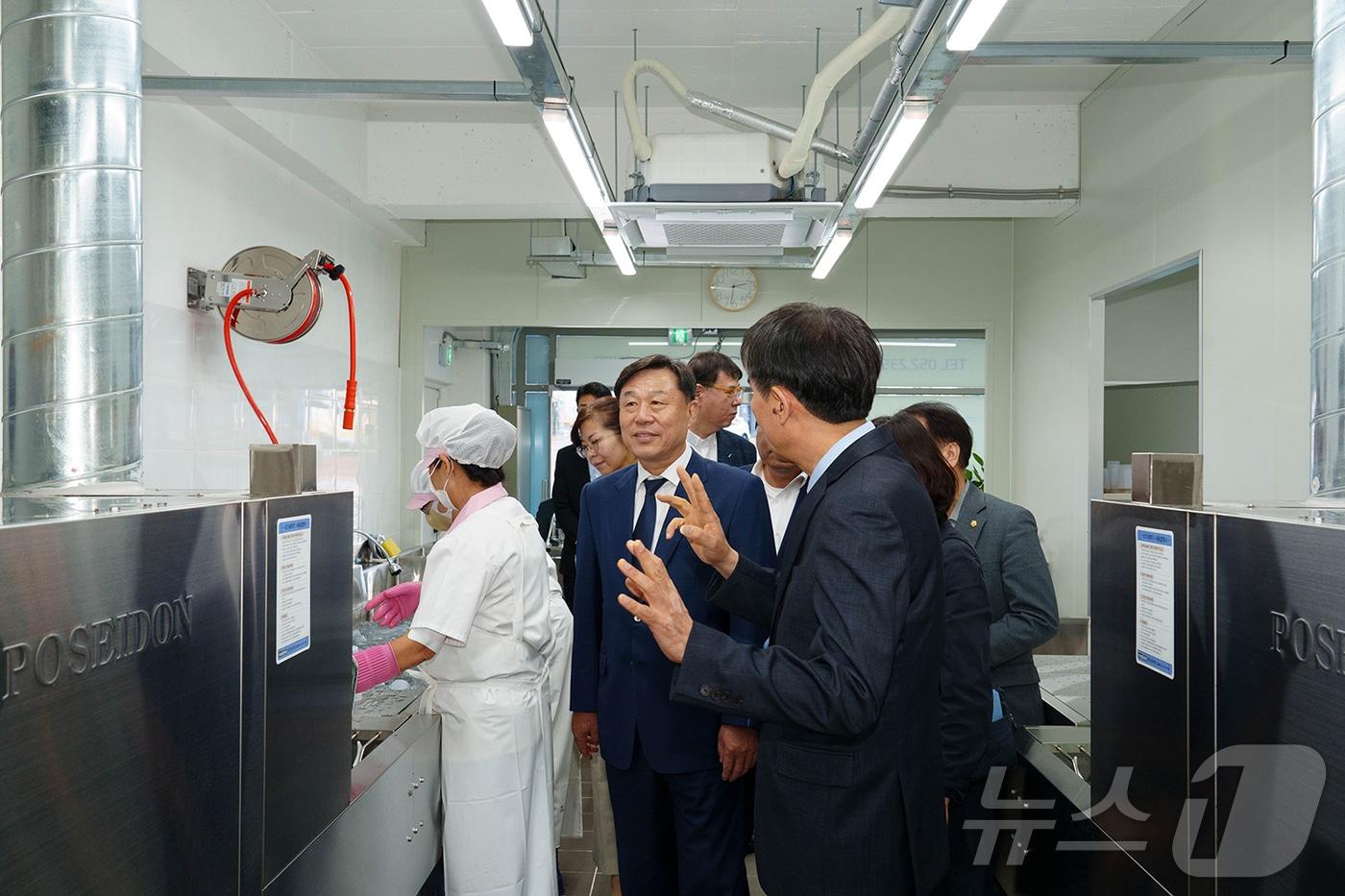 울산 동구지역자활센터는 4일 '에코워싱 울산' 개소식을 열고 김종훈 동구청장이 시설을 라운딩하고 있다.(울산동구청제공)