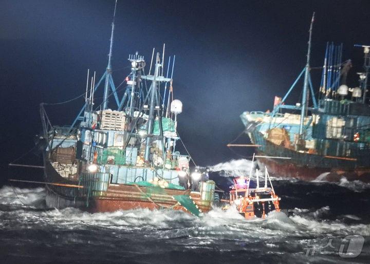본문 이미지 - 24일 오전 인천 옹진군 대청도 남서쪽 특정해역에서 해양경찰 고속단정이 불법조업 중국어선을 나포하고 있다. (중부지방해양경찰청 제공)2024.10.4/뉴스1