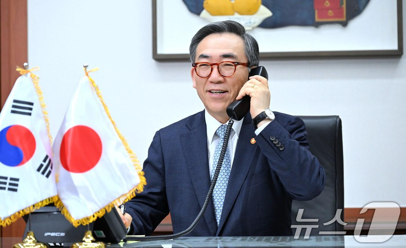 본문 이미지 - 조태열 외교부 장관이 4일 오후 서울 종로구 외교부 청사에서 이와야 다케시 일본 외무대신과 첫 전화통화를 하고 있다. (외교부 제공) 2024.10.4/뉴스1