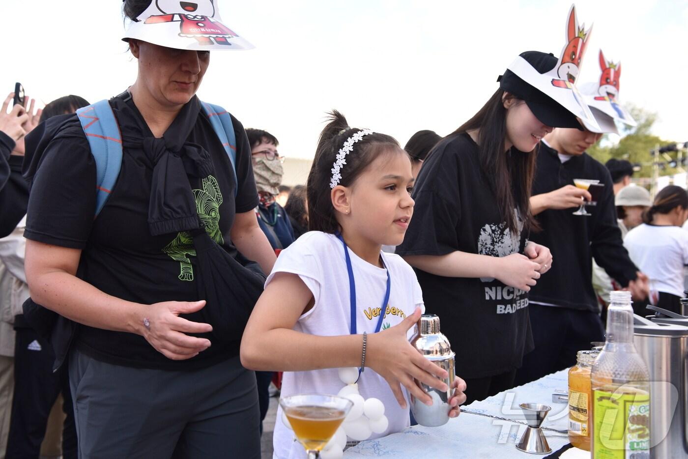 본문 이미지 - 5일 홍삼축제가 열리고 있는 전북자치도 진안군에서 한 어린이가 무알콜 홍삼칵테일을 만들고 있다.(진안군제공. 재판매 및 DB금지)2024.10.5/뉴스1 