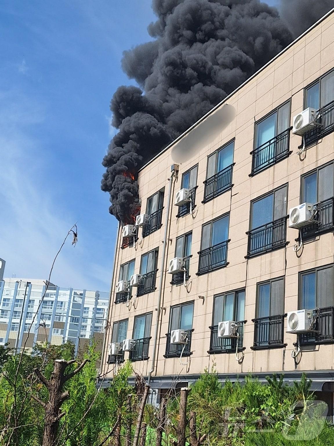 본문 이미지 - 화재 현장 모습.(경기도소방재난본부 제공)