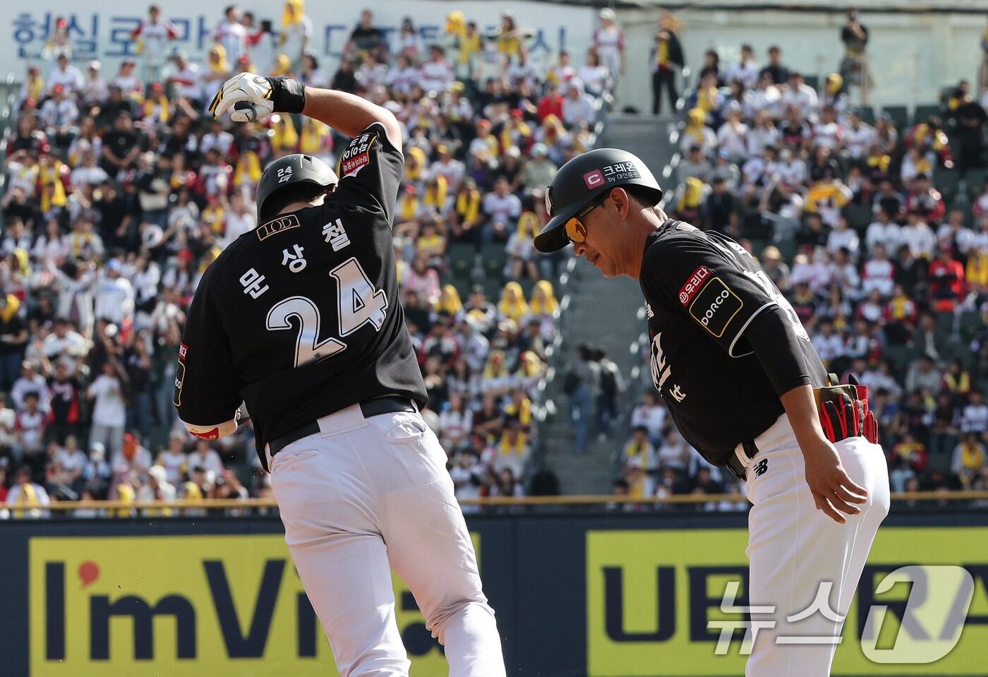본문 이미지 - 5일 오후 서울 송파구 잠실야구장에서 열린 프로야구 '2024 신한 SOL 뱅크 KBO 포스트시즌' 준플레이오프 1차전 KT 위즈와 LG 트윈스의 경기, KT공격 2회초 1사 1루 상황에서 문상철이 투런을 친 뒤 베이스를 돌고 있다. 2024.10.5/뉴스1 ⓒ News1 장수영 기자
