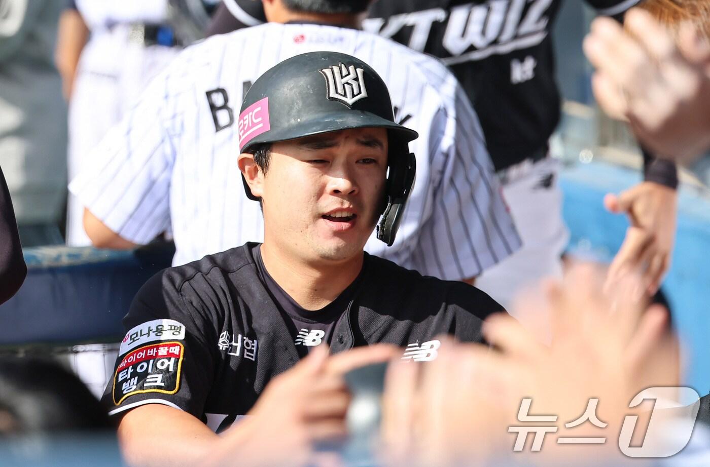 5일 오후 서울 송파구 잠실야구장에서 열린 프로야구 '2024 신한 SOL 뱅크 KBO 포스트시즌' 준플레이오프 1차전 kt 위즈와 LG 트윈스의 경기, 2회초 무사 1루 상황에서 kt 문상철이 2점 홈런을 치고 기뻐하고 있다. 2024.10.5/뉴스1 ⓒ News1 김도우 기자