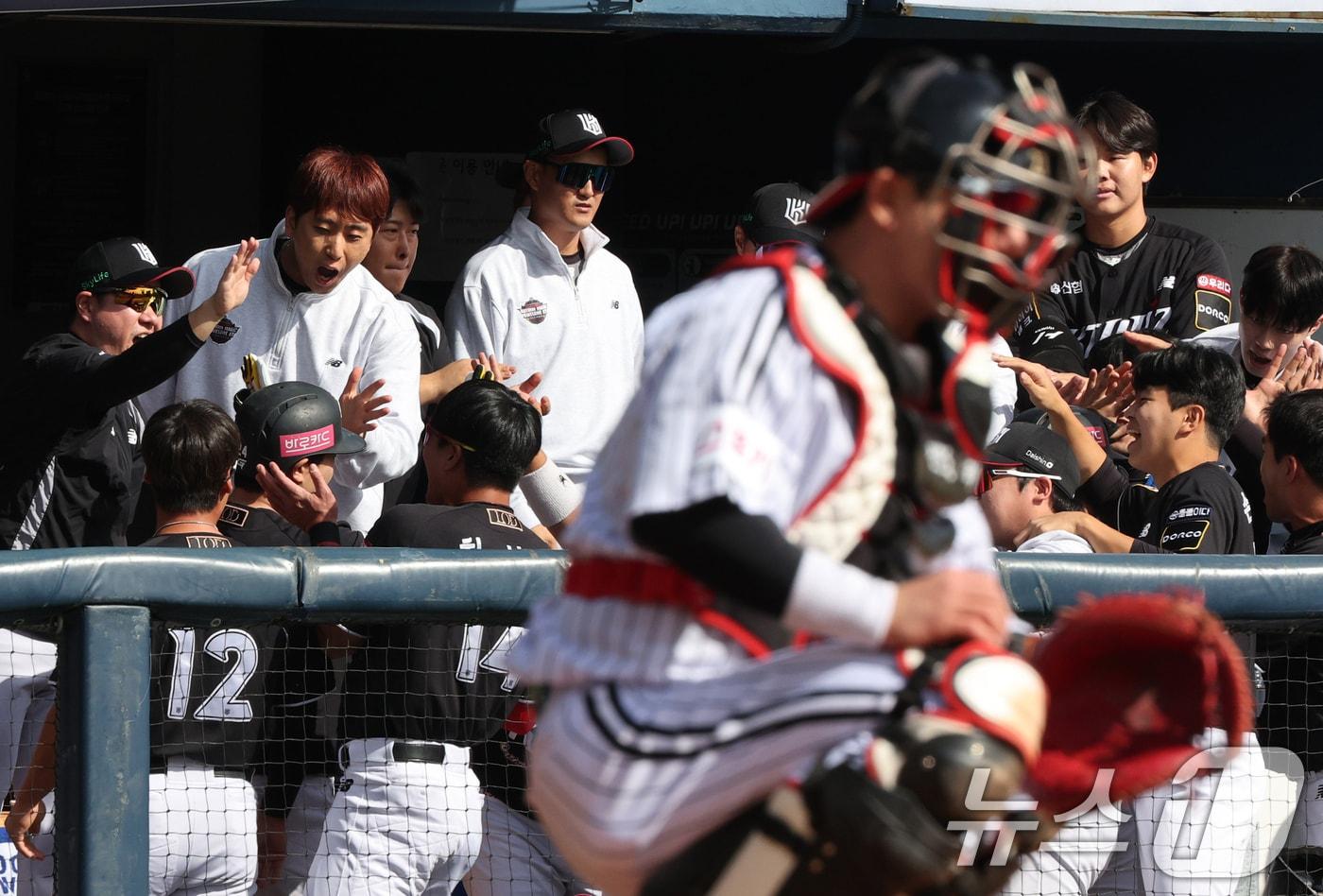 5일 오후 서울 송파구 잠실야구장에서 열린 프로야구 '2024 신한 SOL 뱅크 KBO 포스트시즌' 준플레이오프 1차전 KT 위즈와 LG 트윈스의 경기, KT공격 2회초 1사 1루 상황에서 문상철이 투런을 친 뒤 동료들과 기쁨을 나누고 있다. 2024.10.5/뉴스1 ⓒ News1 장수영 기자