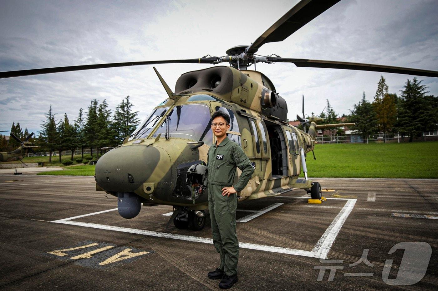 수리온 조종사 체험에 선발된 강재왕 씨가 수리온 앞에서 기념사진을 촬영하고 있다.(육군 제공)