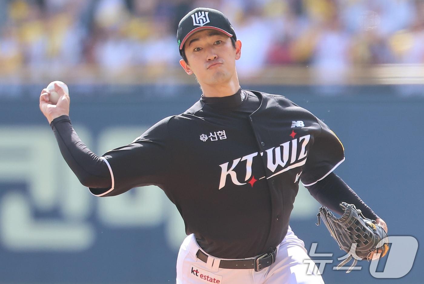 5일 오후 서울 송파구 잠실야구장에서 열린 프로야구 '2024 신한 SOL 뱅크 KBO 포스트시즌' 준플레이오프 1차전 kt 위즈와 LG 트윈스의 경기, kt 선발투수 고영표가 1회말 등판해 역투하고 있다. 2024.10.5/뉴스1 ⓒ News1 김도우 기자
