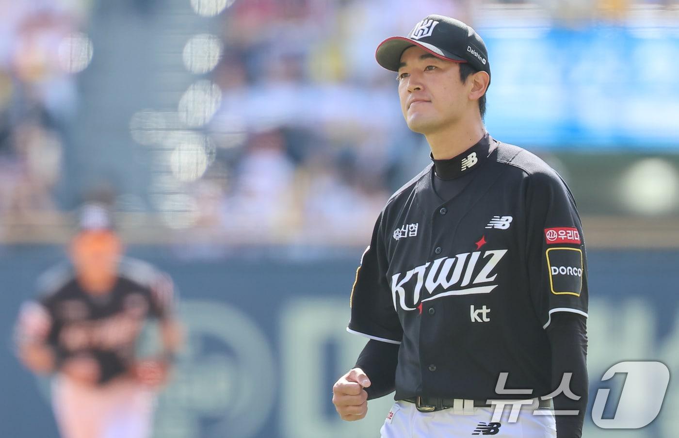 5일 오후 서울 송파구 잠실야구장에서 열린 프로야구 '2024 신한 SOL 뱅크 KBO 포스트시즌' 준플레이오프 1차전 kt 위즈와 LG 트윈스의 경기, kt 고영표가 1회초를 무실점으로 마무리 한 뒤 덕아웃을 향하고 있다. 2024.10.5/뉴스1 ⓒ News1 김도우 기자