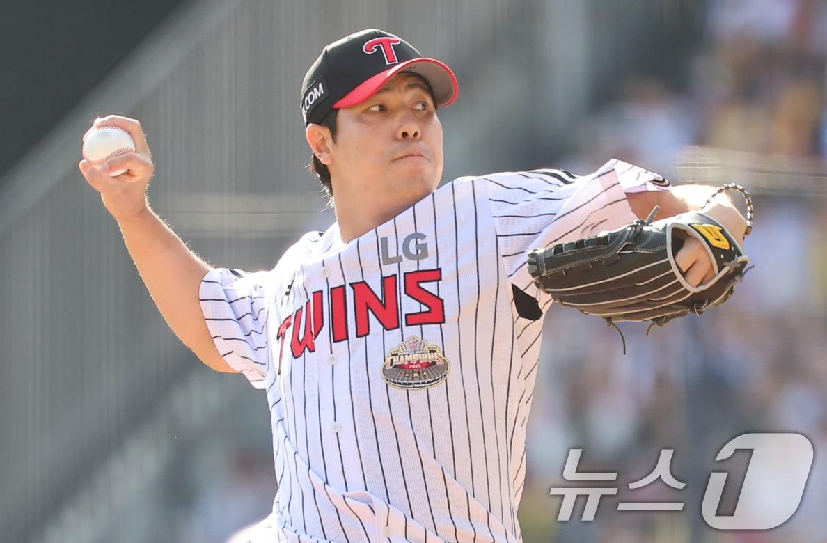 본문 이미지 - 5일 오후 서울 송파구 잠실야구장에서 열린 프로야구 '2024 신한 SOL 뱅크 KBO 포스트시즌' 준플레이오프 1차전 kt 위즈와 LG 트윈스의 경기, LG 김진성이 7회초 등판해 역투하고 있다. 2024.10.5/뉴스1 ⓒ News1 김도우 기자