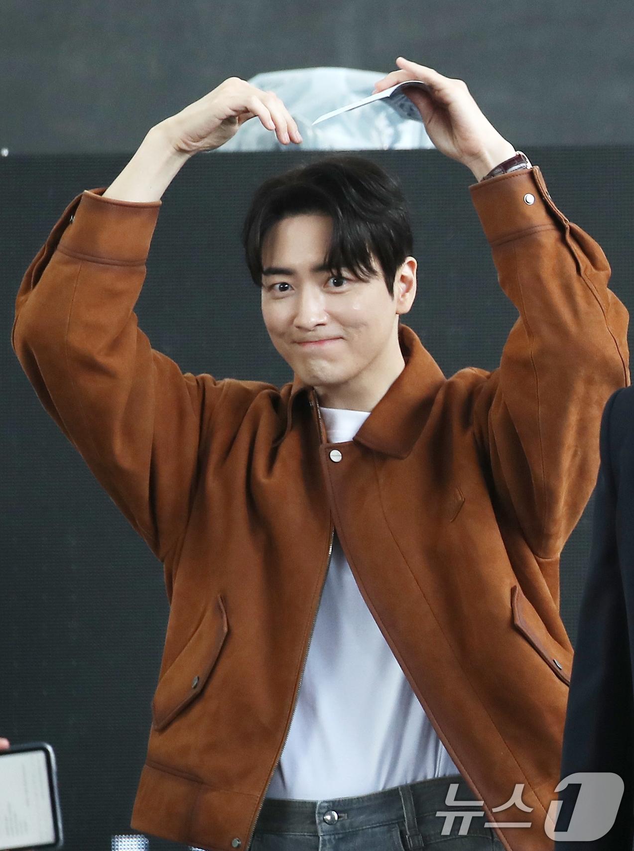 본문 이미지 - 배우 이준혁이 5일 부산 해운대구 영화의전당 야외극장에서 열린 OTT 드라마 ‘좋거나 나쁜 동재’ 오픈 토크 행사에서 관객들과 즐거운 시간을 보내고 있다. 2024.10.5/뉴스1 ⓒ News1 권현진 기자