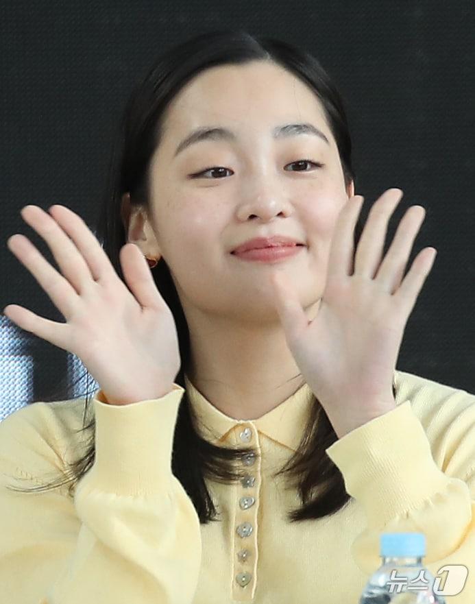 본문 이미지 - 배우 김민하가 5일 부산 해운대구 영화의전당 야외극장에서 열린 OTT 드라마 ‘내가 죽기 일주일 전’ 오픈 토크 행사에 참석해 인사를 하고 있다. 극 중 김민하는 저승사자 희완 역을 맡았다. 2024.10.5/뉴스1 ⓒ News1 권현진 기자