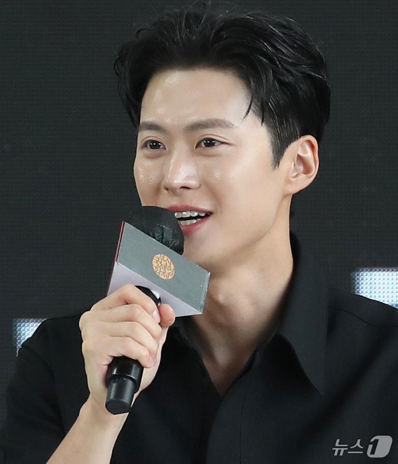 본문 이미지 - 배우 공명이 5일 부산 해운대구 영화의전당 야외극장에서 열린 OTT 드라마 ‘내가 죽기 일주일 전’ 오픈 토크 행사에 참석해 인사말을 하고 있다. 2024.10.5/뉴스1 ⓒ News1 권현진 기자