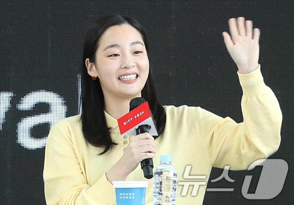 본문 이미지 - 배우 김민하가 5일 부산 해운대구 영화의전당 야외극장에서 열린 OTT 드라마 ‘내가 죽기 일주일 전’ 오픈 토크 행사에 참석해 인사를 하고 있다. 2024.10.5/뉴스1 ⓒ News1 권현진 기자