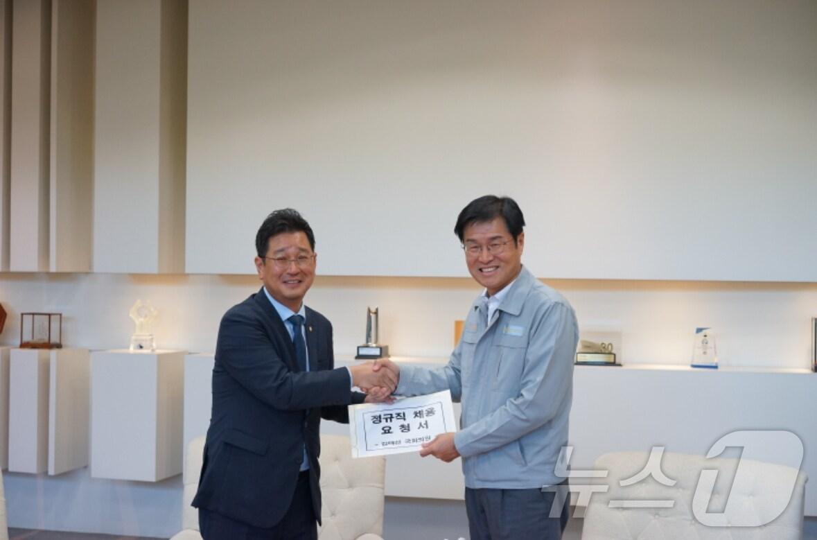 본문 이미지 - 국회 환경노동위원회 소속 김태선 더불어민주당 의원&#40;울산 동구&#41;이 지난 4일 HD현대중공업을 방문해 이상균 대표이사에게 ‘정규직 채용 확대 요청서’를 전달했다고 5일 밝혔다. &#40;김태선 의원실 제공&#41;