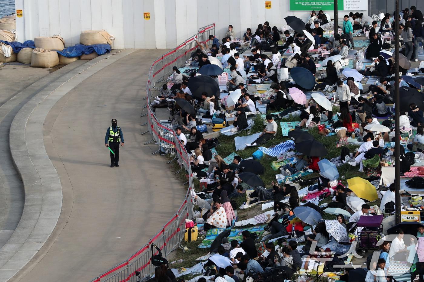서울세계불꽃축제 2024가 열린 2024년 10월 5일 오후 서울 여의도한강공원에서 경찰이 인파관리를 하고 있다. 2024.10.5/뉴스1 ⓒ News1 박세연 기자
