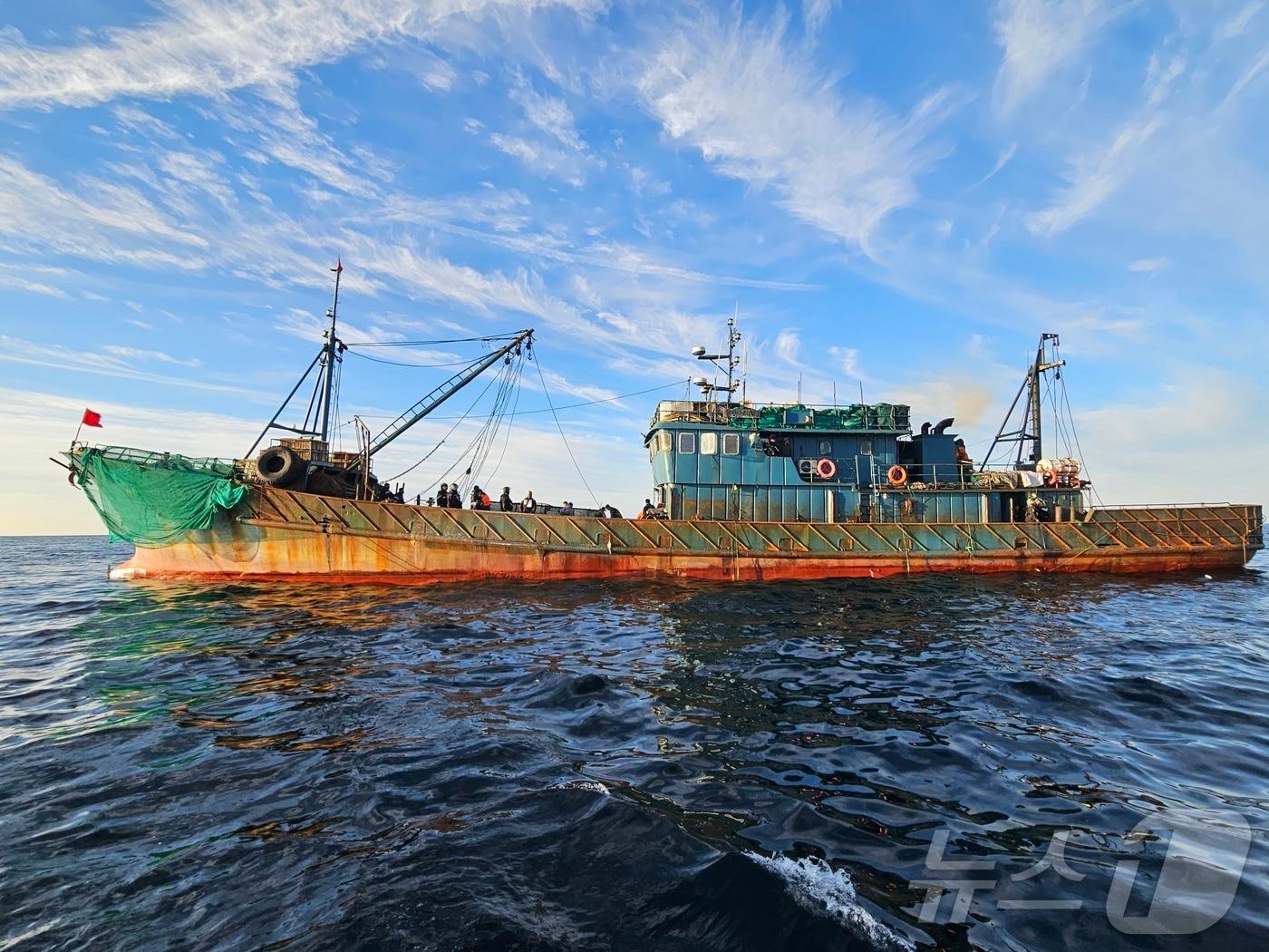 본문 이미지 - 해경이 나포한 불법조업어선의 모습.(서해5도특별경비단 제공)