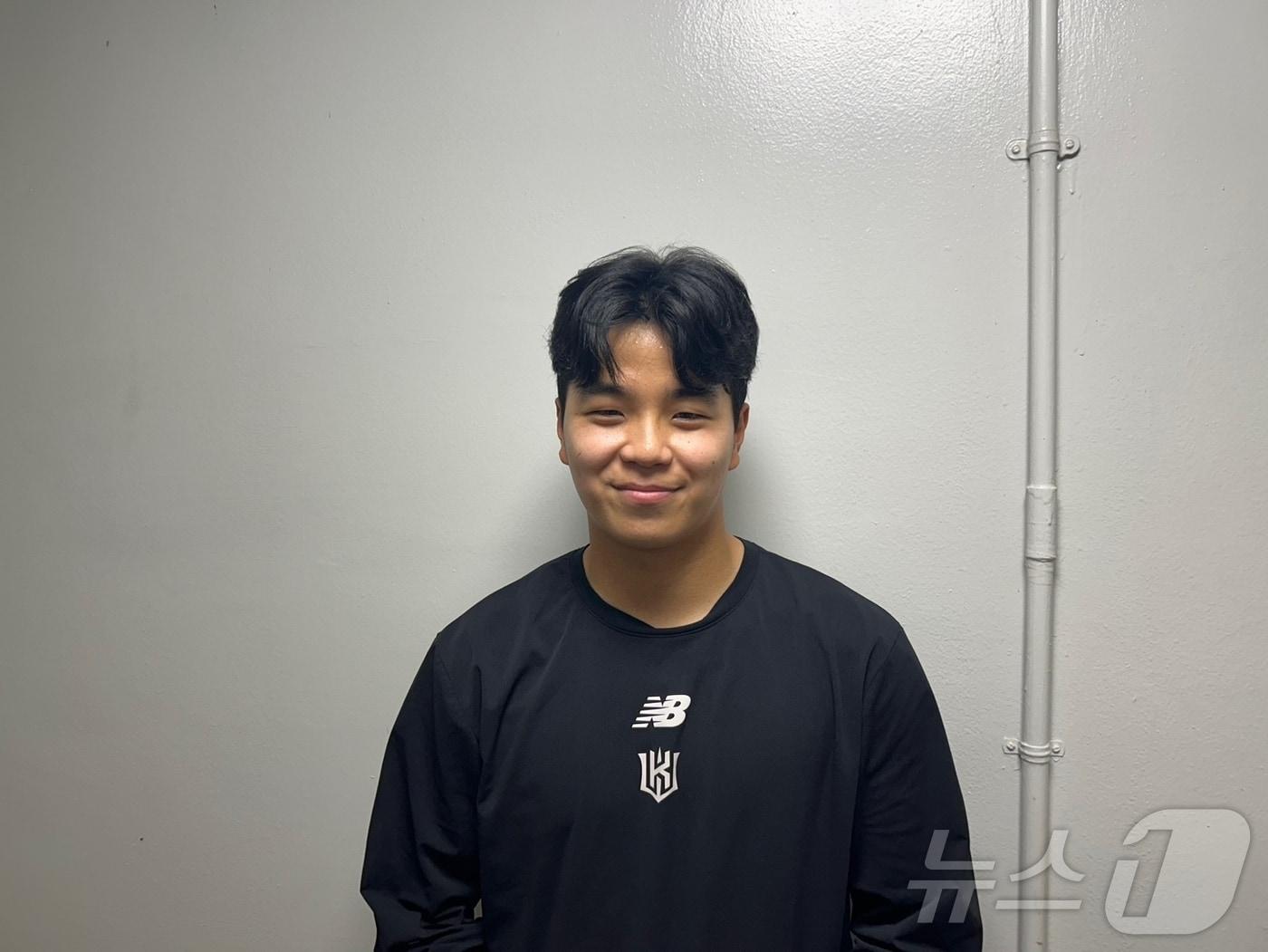 본문 이미지 - 5일 서울 잠실구장에서 열린 KT와 LG의 준플레이오프 1차전 직후 만난 KT 투수 손동현. 2024.10.5/뉴스1 ⓒ News1 문대현 기자 