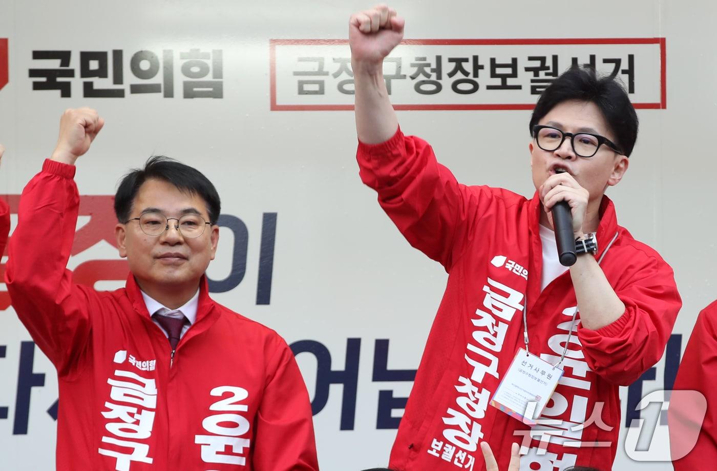 본문 이미지 - 한동훈 국민의힘 대표가 5일 오후 부산 금정구 이마트 금정점 앞에서 윤일현 금정구청장 후보 지원유세를 하고 있다. 2024.10.5/뉴스1 ⓒ News1 윤일지 기자