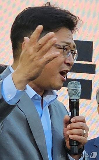 본문 이미지 - 지난 5일 구미시청 앞에서 열린 구미푸드페스티벌에서 강명구 의원이 인사말을 하고 있다.2024.10.5/뉴스1 ⓒ News1 정우용 기자