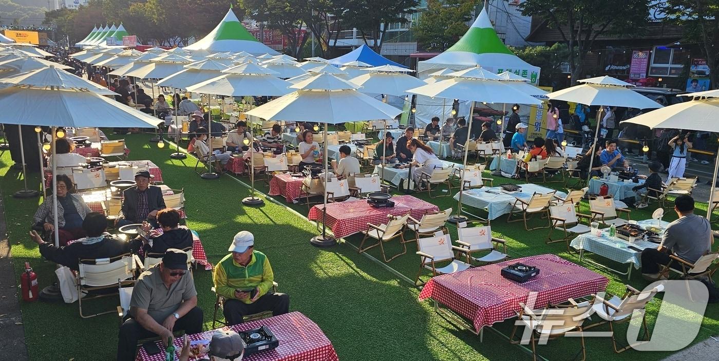 지난해 10월5일 구미시청앞 복개천 송정맛길에서 열린 푸드페스티벌 삼겹굽굽존에서 시민들이 삽겹살을 구워먹으며 축제를 즐기고 있다.2024.10.5/뉴스1 ⓒ News1 정우용 기자