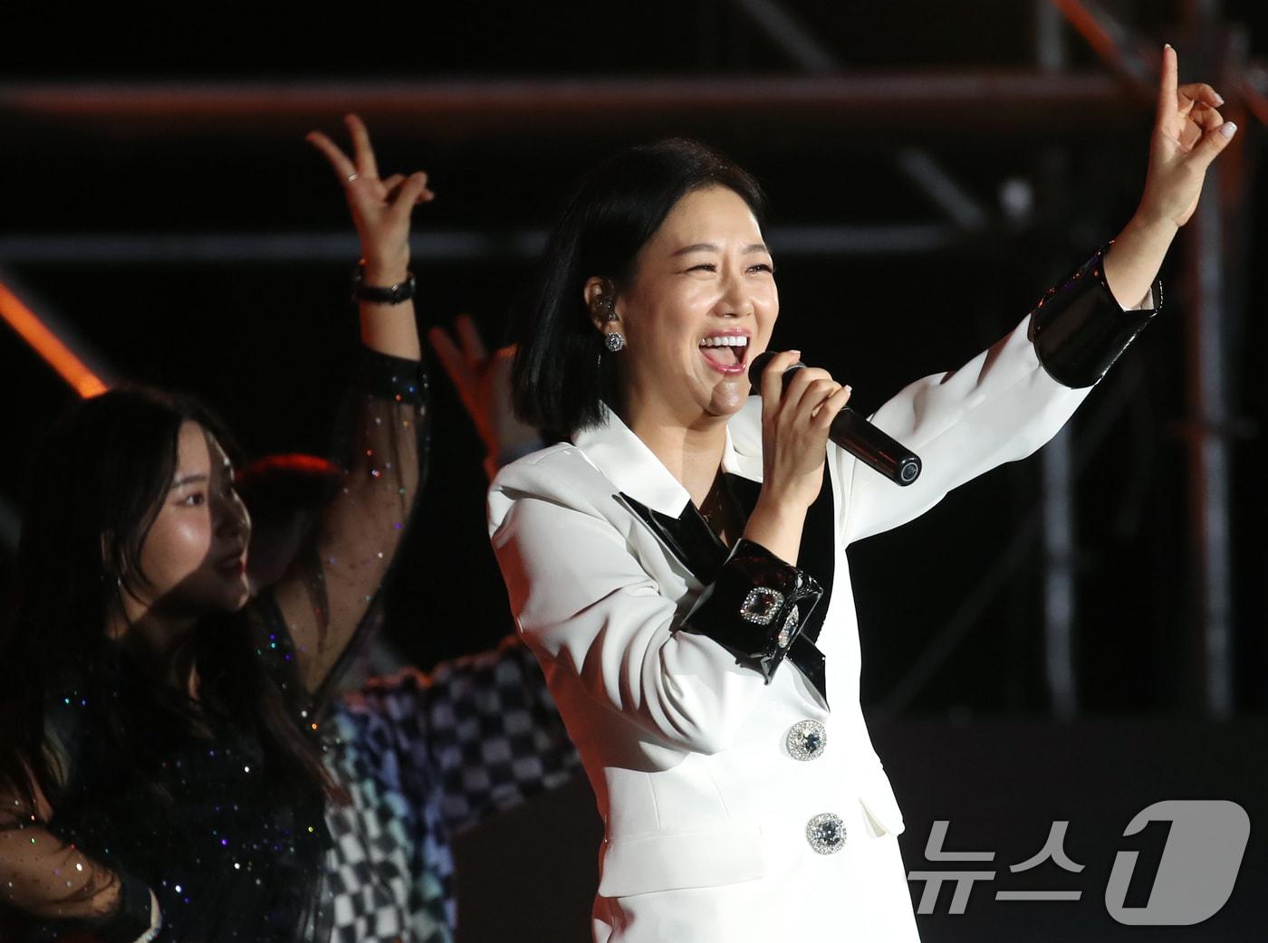 본문 이미지 - 가수 장윤정이 5일 부산 해운대구 해수욕장 특설 무대에서 열린 2024 K-뮤직 시즌 '굿밤 콘서트 in 부산'에 출연해 화려한 무대를 선보이고 있다. 2024.10.5/뉴스1 ⓒ News1 권현진 기자