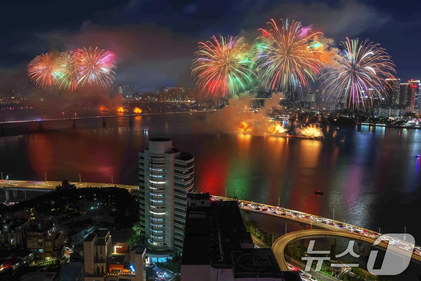 지난해 10월 5일 밤 서울 여의도 한강공원 일대에서 열린 '2024 서울세계불꽃축제'에서 화려한 불꽃이 밤하늘을 수놓고 있다. (사진은 기사 내용과 무관함) 2024.10.5/뉴스1 ⓒ News1 민경석 기자