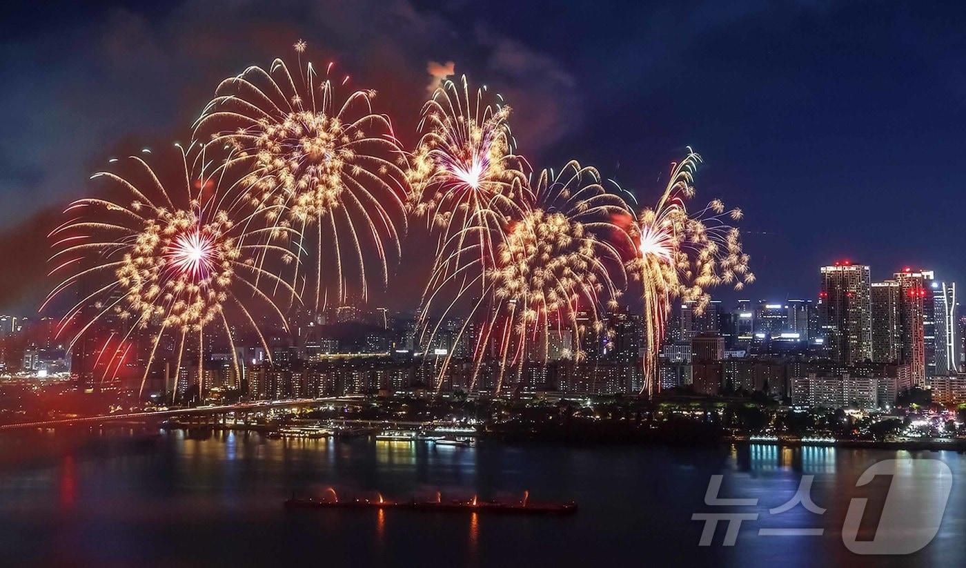 서울 여의도 한강공원 일대에서 열린 '2024 서울세계불꽃축제'에서 화려한 불꽃이 밤하늘을 수놓고 있다. 2024.10.5/뉴스1 ⓒ News1 민경석 기자