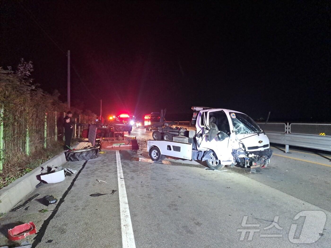 본문 이미지 - 부안 하서면 도로서 차량 3대 추돌(전북 소방 제공)2024.10,5/뉴스1
