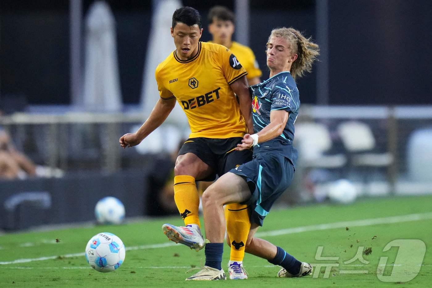 본문 이미지 - 울버햄튼의 황희찬(왼쪽)ⓒ AFP=뉴스1