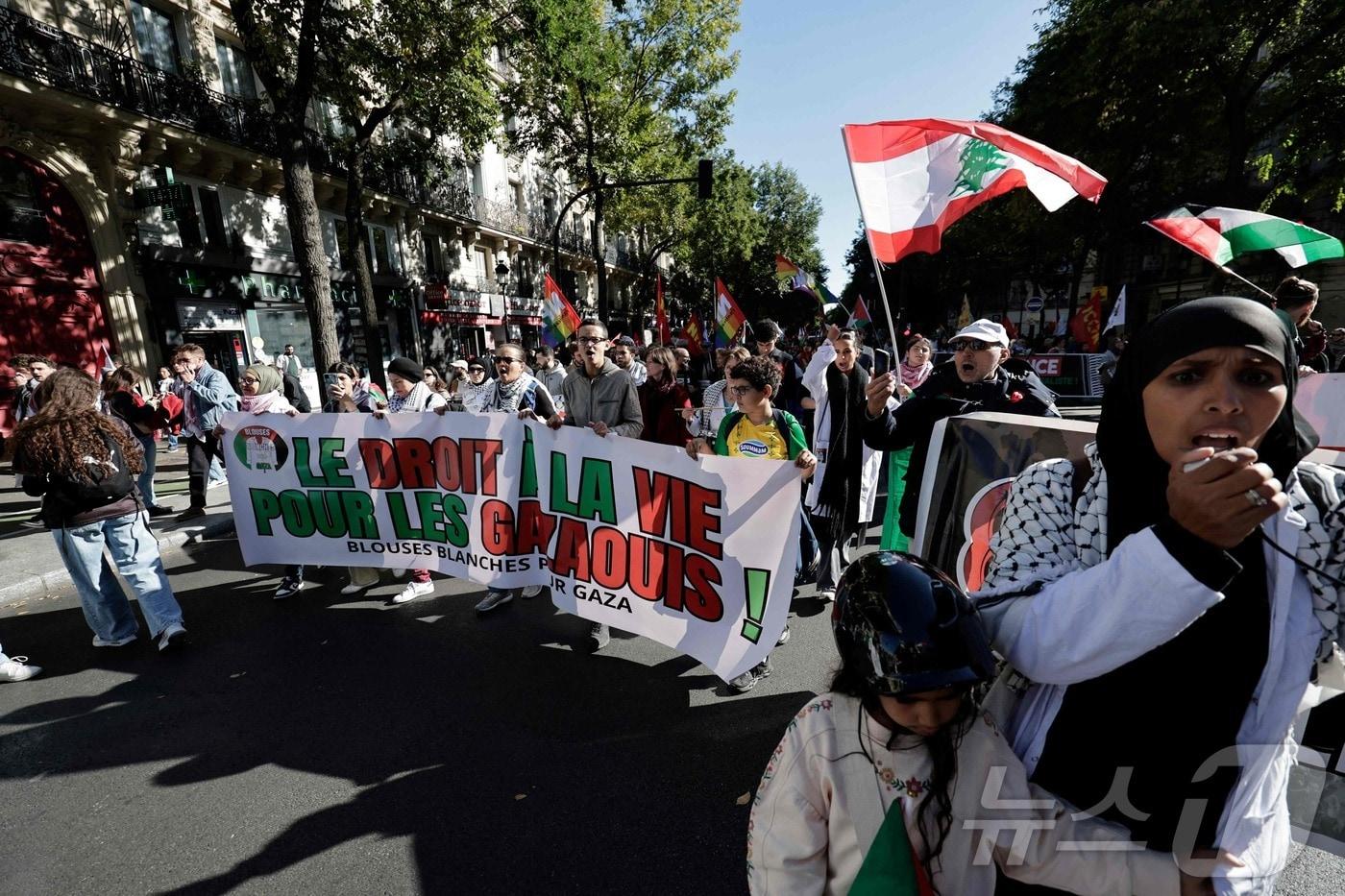 5일(현지시간) 프랑스 파리에서 친팔레스타인 시위대가 "가자 주민의 생존권＂이라고 적힌 현수막을 들고 행진하고 있다. 2024.10.05 ⓒ AFP=뉴스1 ⓒ News1 정지윤 기자