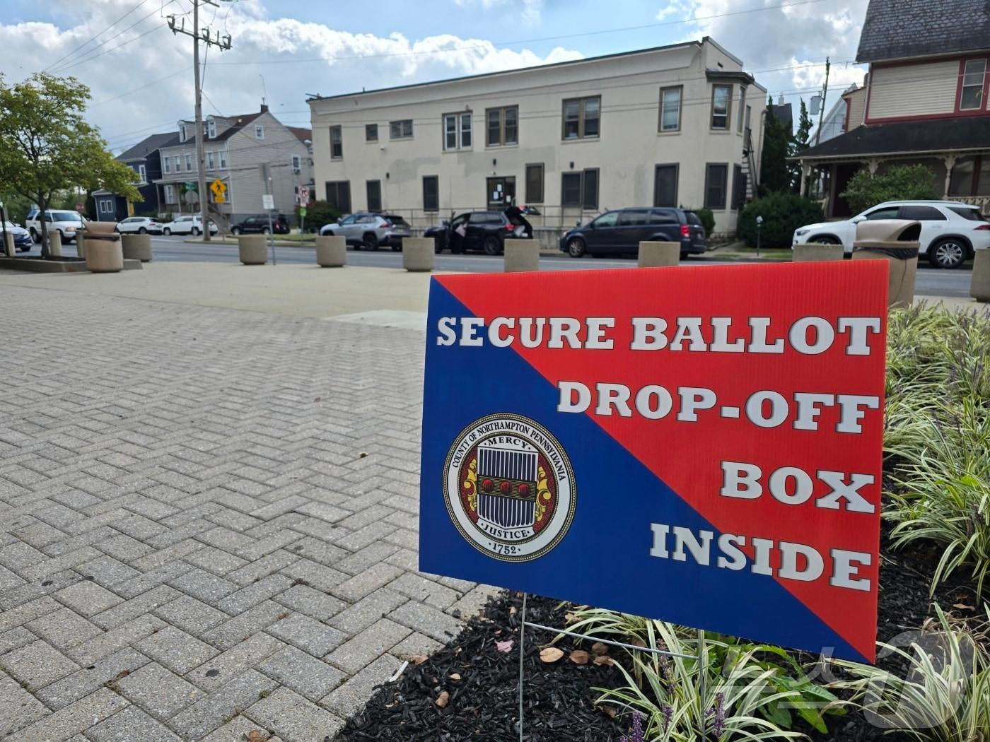 본문 이미지 - 3일(현지시간) 펜실베이니아(Pennsylvania) 노샘프턴(Northampton) 카운티 이스턴(Easton)시 법원 앞에 세워져 있는 우편투표함 설치 안내 문구. 노샘프턴 카운티는 펜실베이니아주 내 67개 카운티 중 이리(Erie) 카운티와 함께 2016년과 2020년 대선에서 승리 정당이 바뀐 카운티로 '경합주 내 경합지역'으로 불리운다. <사진 류정민 특파원>