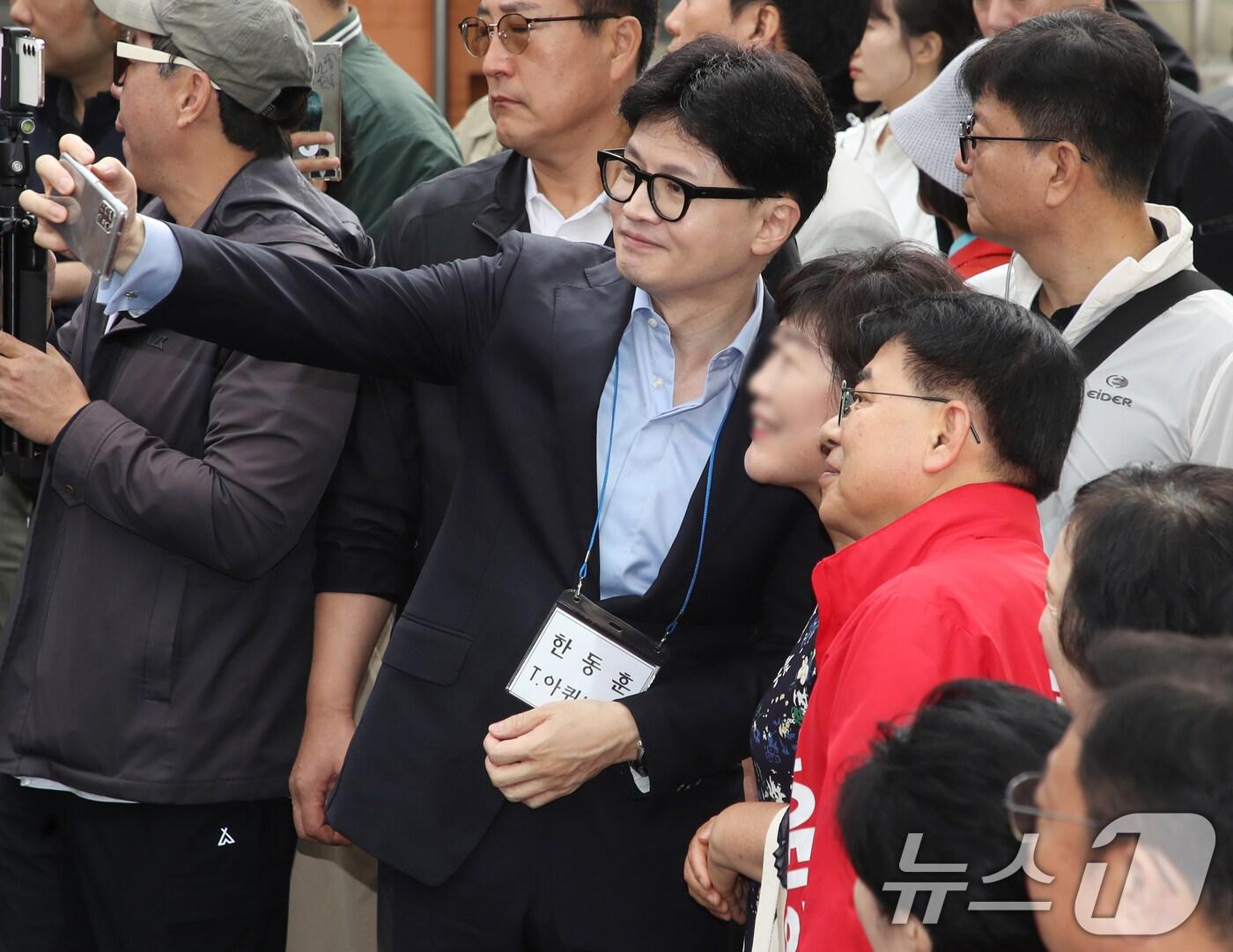 본문 이미지 - 한동훈 국민의힘 대표가 6일 오전 부산 금정구 남산성당 앞에서 윤일현 금정구청장 후보 지지를 호소하며 시민들과 셀카를 찍고 있다. 2024.10.6/뉴스1 ⓒ News1 윤일지 기자