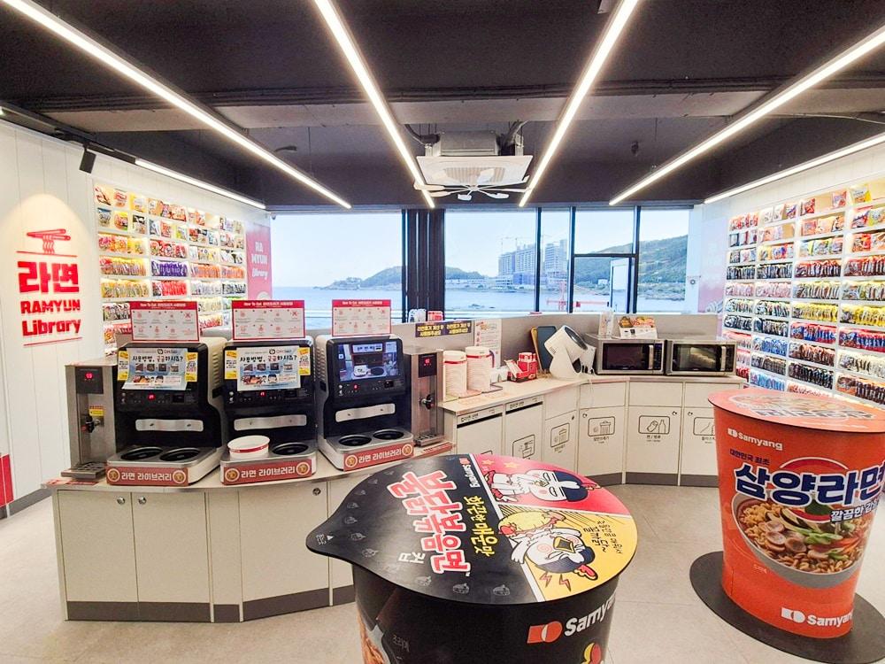 본문 이미지 - CU 라면 라이브러리 연화리쌍용센터점(BGF리테일 제공).