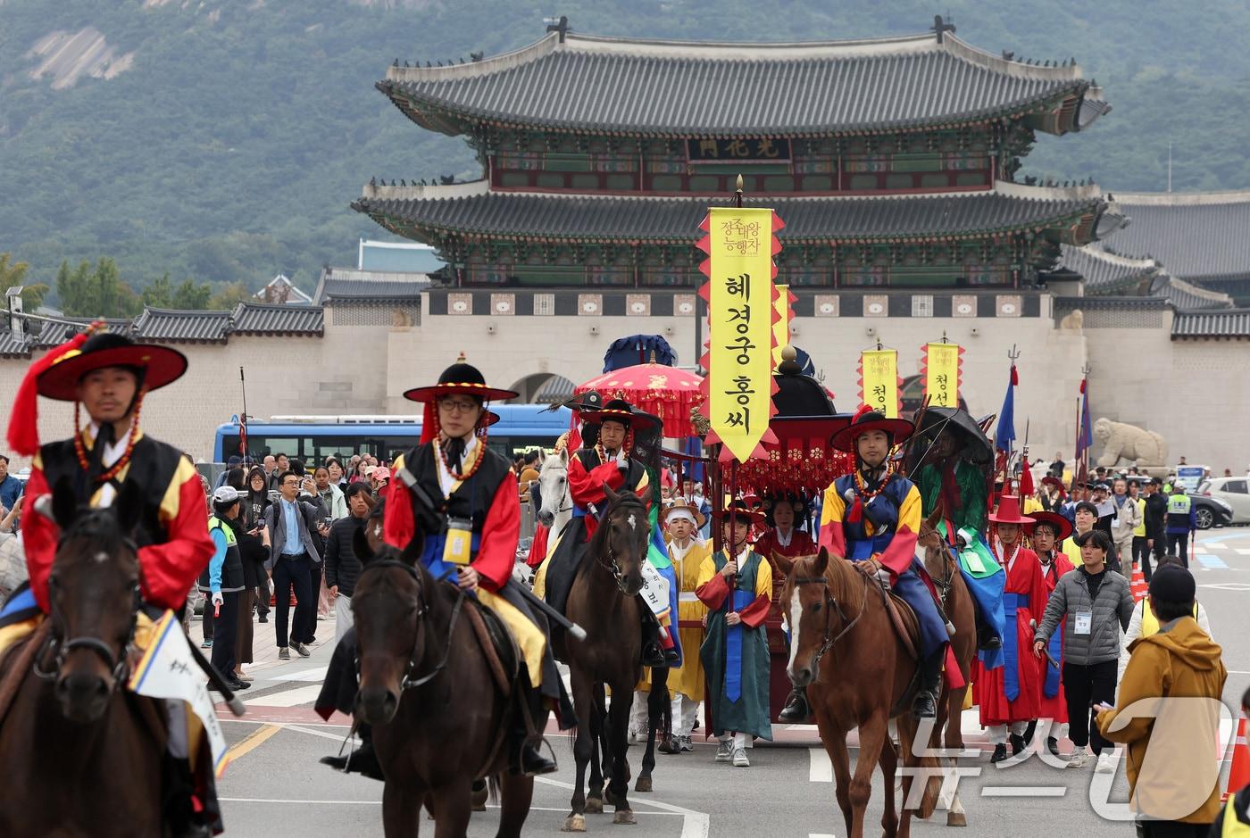 '2024년 정조대왕 능행차' 퍼레이드 행렬이서울 광화문광장 앞으로 지나가고 있다.  2024.10.6/뉴스1 ⓒ News1 이동해 기자