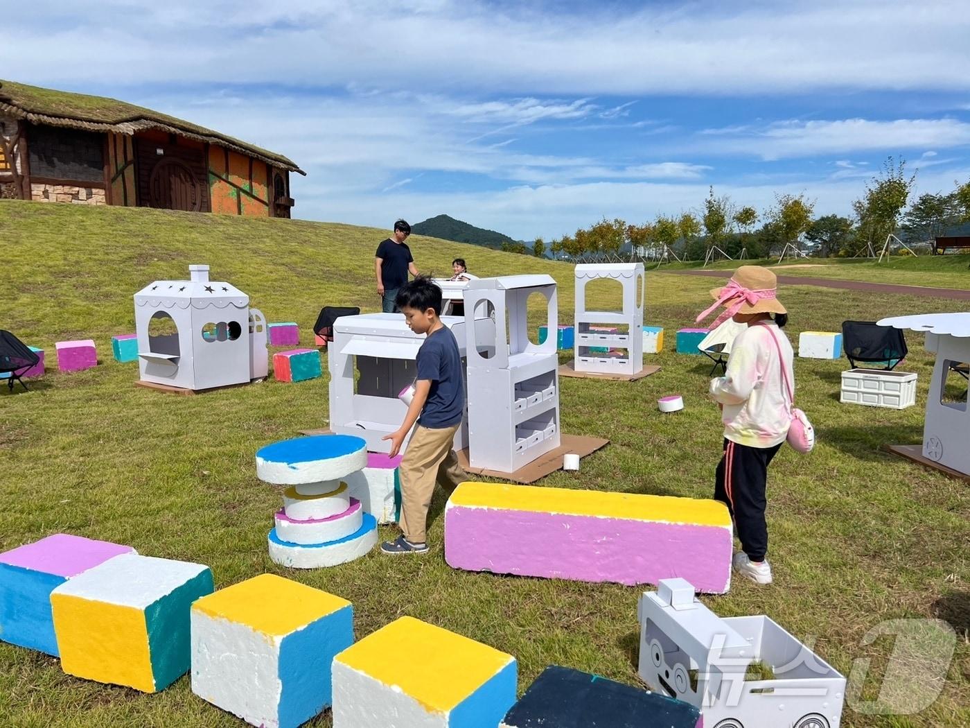 본문 이미지 - 5일 열린 장성 황룡강 가을꽃축제에 꽃을 주제로 한 다채로운 체험 프로그램이 관람객들이 참여하고 있다.(장성군 제공) 2024.10.6/뉴스1