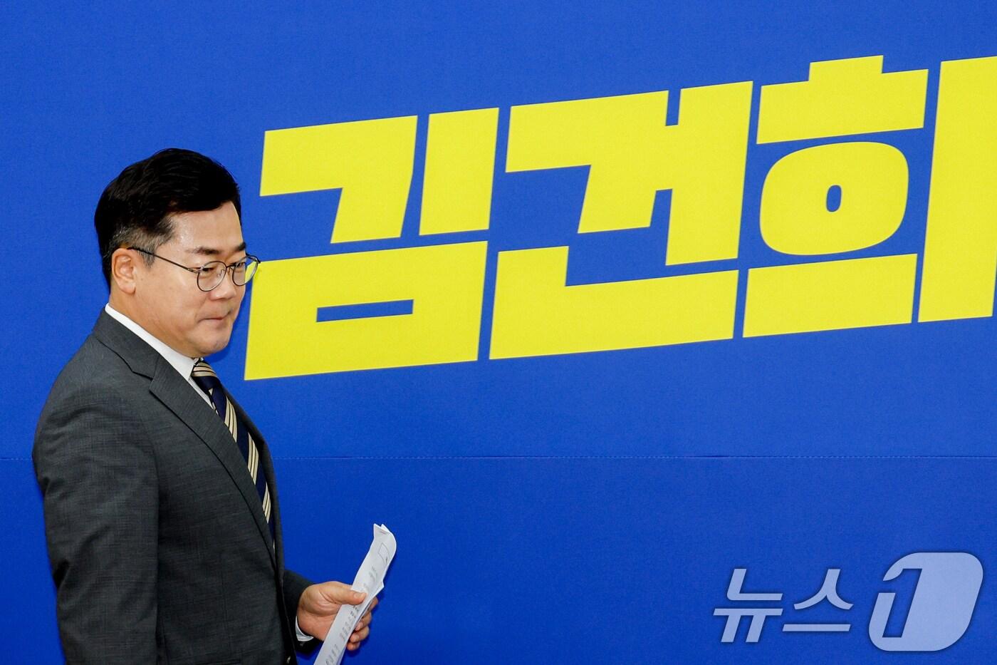 본문 이미지 - 박찬대 더불어민주당 원내대표가 6일 서울 여의도 국회에서 열린 2024년 정기국회 국정감사 맞이 기자간담회에 입장하고 있다. 2024.10.6/뉴스1 ⓒ News1 안은나 기자