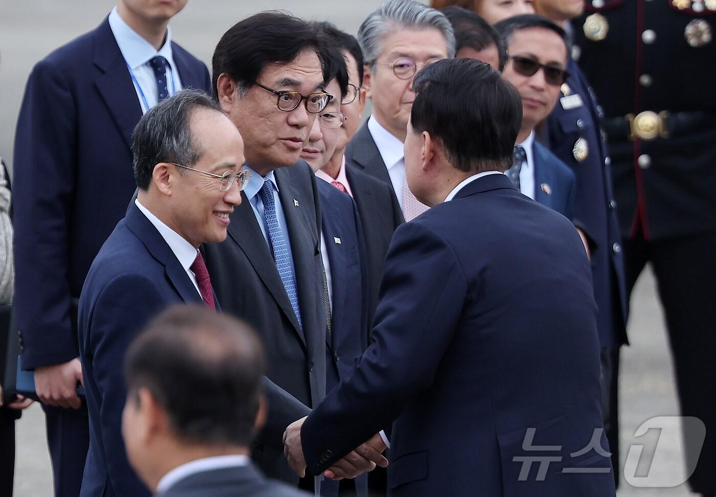 본문 이미지 - 윤석열 대통령이 6일 오전 경기 성남 서울공항에서 필리핀과 싱가포르 국빈 방문과 라오스에서 열리는 한·아세안(ASEAN·동남아시아국가연합) 정상회의 참석차 출국에 앞서 정진석 대통령실 비서실장과 인사를 나누고 있다. 윤 대통령은 이번 순방을 계기로 한-아세안(ASEAN·동남아시아국가연합) 간 투자분야를 비롯한 경제협력을 한층 확대하고, 아세안 정상회의에서 아세안 국가들과 포괄적 전략동반자 관계를 수립할 계획이다. 2024.10.6/뉴스1 ⓒ News1 김진환 기자