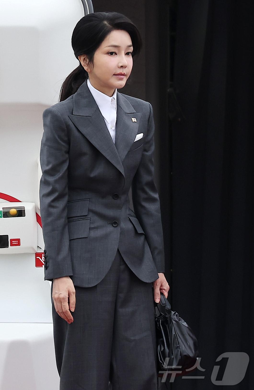 본문 이미지 - 김건희 여사가 6일 오전 경기 성남 서울공항에서 필리핀과 싱가포르 국빈 방문과 라오스에서 열리는 한·아세안(ASEAN·동남아시아국가연합) 정상회의 참석차 출국하기 위해 공군 1호기에 올라 인사하고 있다. 2024.10.6/뉴스1 ⓒ News1 김진환 기자
